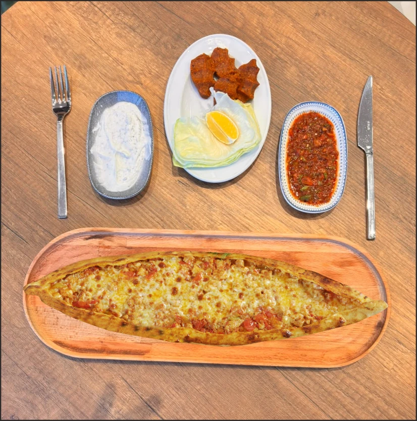 Tavuklu pide   400 TL